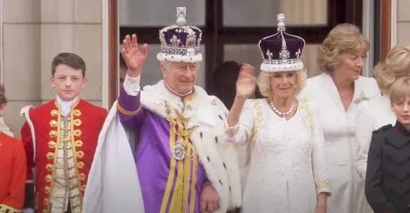 korol-charlz-iii-razom-iz-kamiloyu-pidnyavsya-na-balkon-bukingemskogo-palatsu