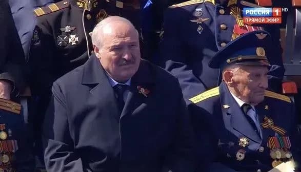 lukashenko-propustiv-snidanok-u-moskvi-i-nezabarom-pislya-paradu-povernuvsya-do-bilorusi-zmi-pripuskayut-scho-u-nogo-problemi-zi-zdorovyam