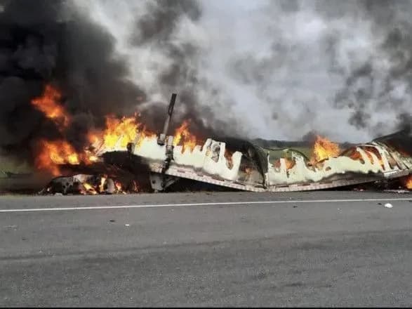 u-meksitsi-na-trasi-zitknulisya-i-zagorilisya-vantazhivka-i-furgon-schonaymenshe-26-zhertv