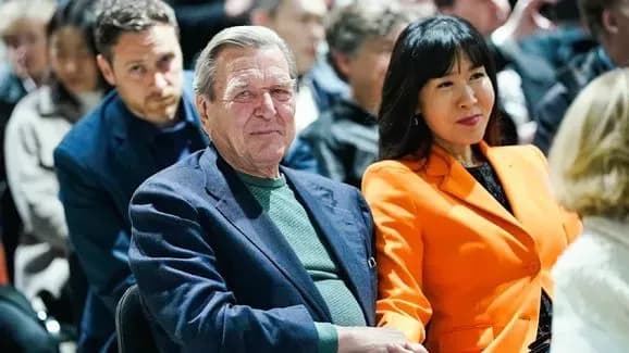 druzhinu-shredera-zvilnili-cherez-svyatkuvannya-dnya-peremogi-v-rosiyskomu-posolstvi