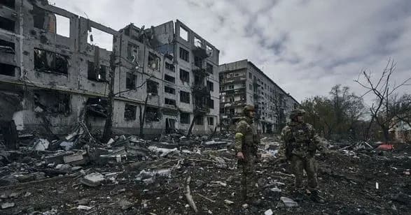 protivnik-styagnuv-u-bakhmut-bilshu-chastinu-svoyikh-rezerviv-ta-znachno-posiliv-ugrupovannya-minoboroni