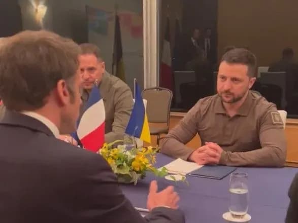 makron-zustrivsya-iz-zelenskiy-i-zayaviv-scho-yogo-vizit-do-yaponiyi-zminyuye-pravila-gri