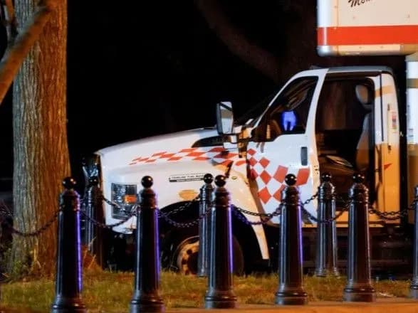 u-vashingtoni-vantazhivka-zitknulasya-iz-zakhisnoyu-ogorozheyu-poryad-z-bilim-domom