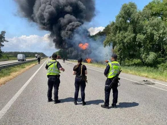 na-kiyivschini-stalasya-masshtabna-pozhezha-perekinuvsya-ta-zagorivsya-benzovoz