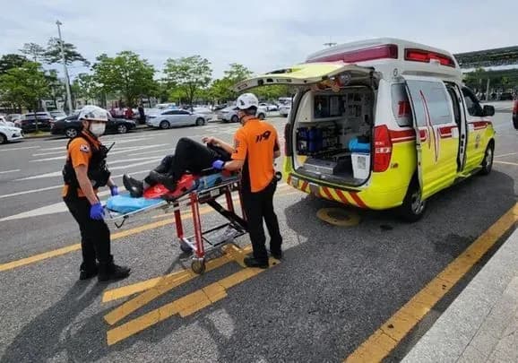 u-pivdenniy-koreyi-pasazhir-vidchiniv-dveri-litaka-v-poloti