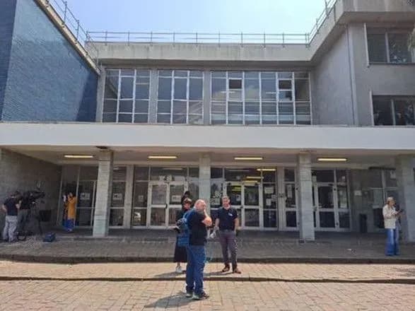 v-italiyi-shkolyarka-poranila-vchitelku-mislivskim-nozhem-ta-rozmakhuvala-igrashkovim-pistoletom-u-klasi