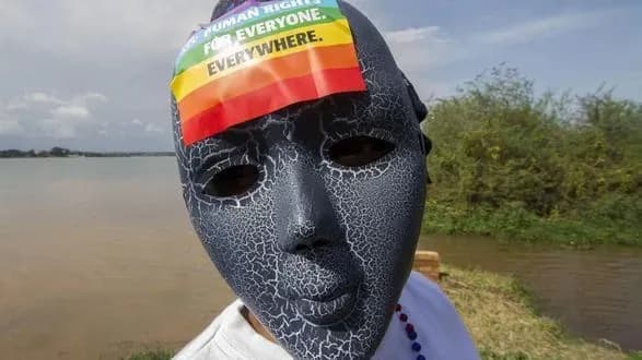 prezident-ugandi-pidpisav-zakon-proti-gomoseksualistiv-yakiy-peredbachaye-smertnu-karu