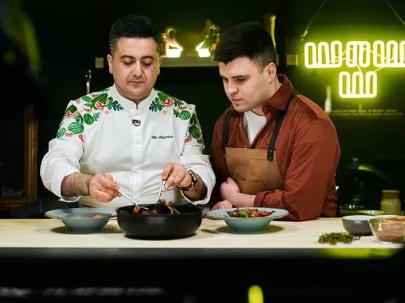 tiktoker-milyonnik-vlad-shevchenko-i-zirkoviy-shef-kukhar-alik-mkrtchyan-pro-osobiste-kheyt-i-naykraschi-retsepti-video