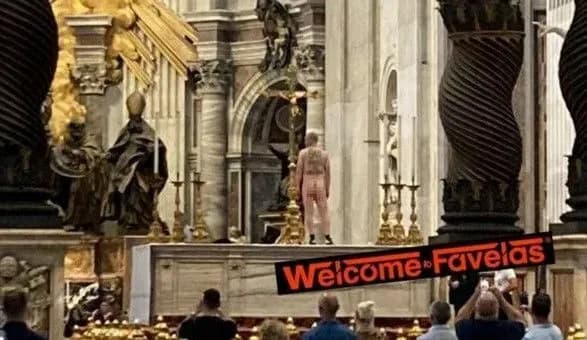 u-sobori-svyatogo-petra-cholovik-rozdyagnuvsya-na-znak-protestu-proti-viyni-v-ukrayini-zmi