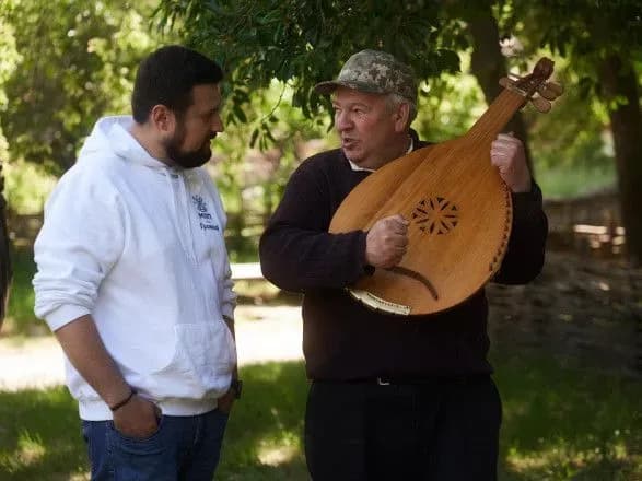 stipendiyi-vikladacham-ta-muzichni-instrumenti-vid-metsenativ-pidsumki-schorichnogo-festivalyu-kobzarska-triytsya