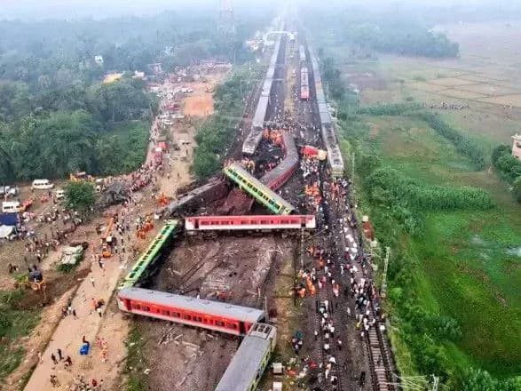 zaliznichna-katastrofa-v-indiyi-na-zaliznitsi-khochut-rozsliduvannya-masshtabnoyi-avariyi-pravookhorontsyami
