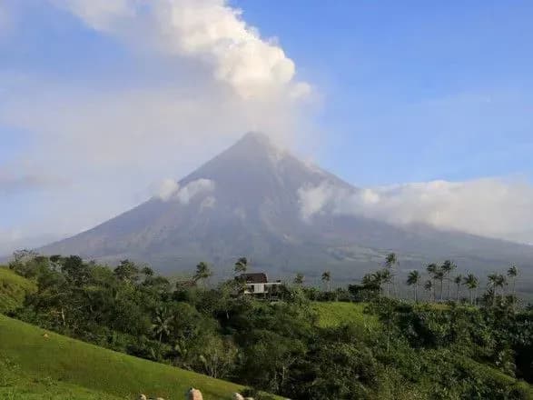 na-filippinakh-pidvischili-riven-trivogi-cherez-mozhlive-viverzhennya-vulkana-mayon