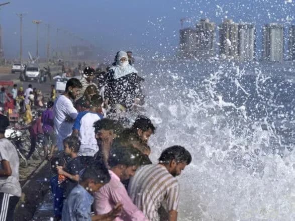 u-pakistani-vid-vitru-ta-silnikh-doschiv-zaginuli-schonaymenshe-27-lyudey