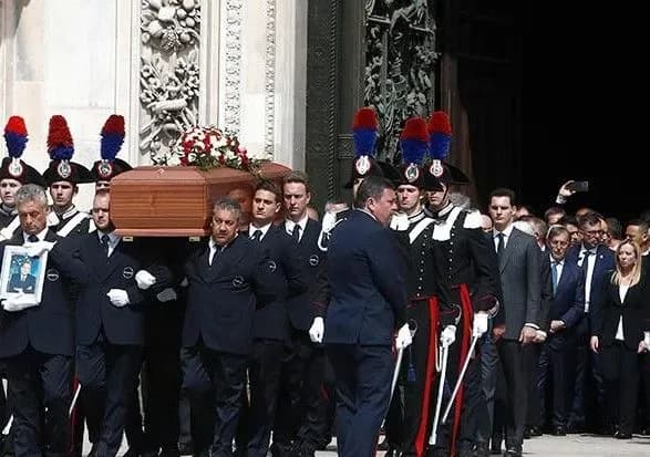 u-milani-tisyachi-lyudey-priyshli-poproschatisya-iz-silvio-berluskoni