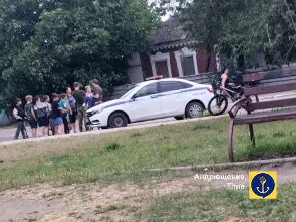 v-mariupoli-politsiya-pereviryaye-mistsevikh-ditey-na-prichetnist-do-partizanskikh-rukhiv