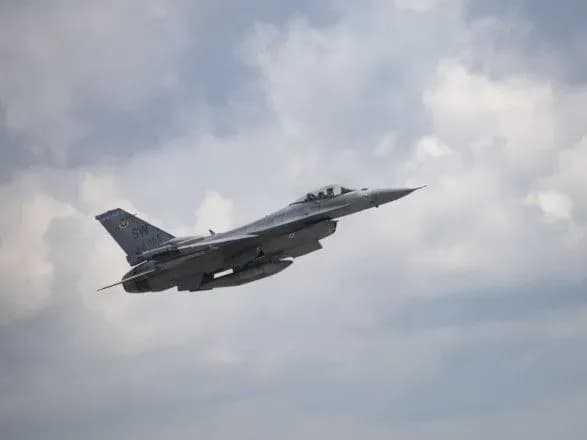 ostin-zayaviv-pro-energiyniy-rukh-u-pitanni-pidgotovki-ukrayinskikh-pilotiv-na-f-16