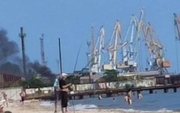 u-portu-okupovanogo-berdyanska-pomitili-stovp-chornogo-dimu-scho-gorit-nevidomo