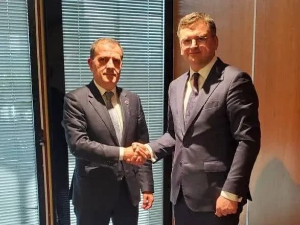 gumanitarna-spivpratsya-ta-zbilshennya-investitsiy-v-ukrayinu-kuleba-zustrivsya-iz-glavoyu-mzs-azerbaydzhanu