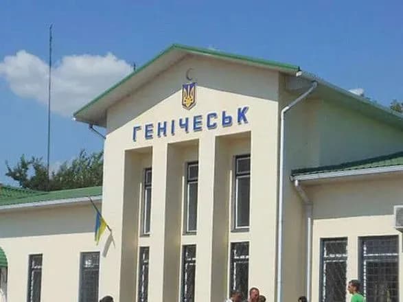 v-okupovanomu-genichesku-pislya-prilotu-pidiymayetsya-dim-sotsmerezhi