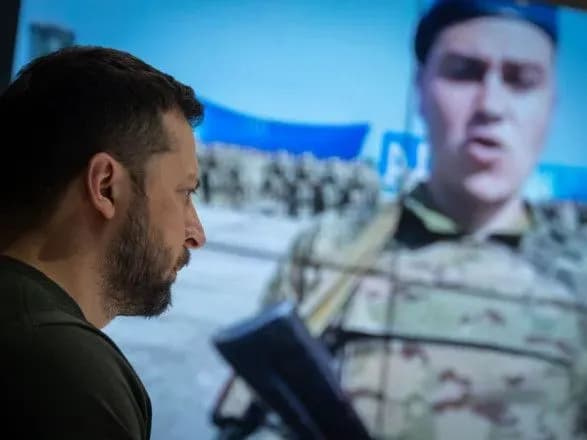 vas-obyednuye-vidvaga-rishuchist-i-virnist-ukrayini-zelenskiy-zvernuvsya-do-ofitseriv-vipusknikiv-viyskovikh-vishiv
