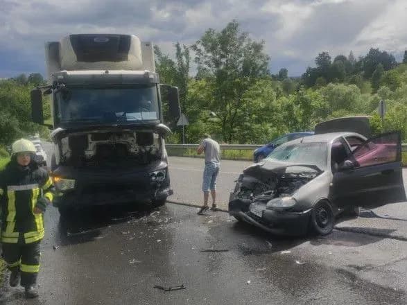 na-ivano-frankivschini-zishtovkhnulis-vantazhivka-ta-legkovik-pyatero-lyudey-postrazhdali-dvoye-z-nikh-diti