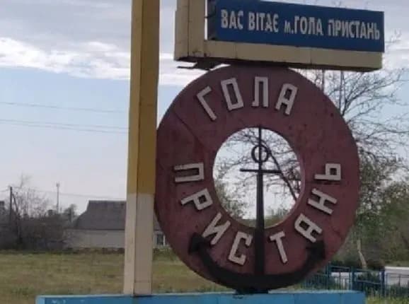 na-khersonschini-okupanti-oblashtuvali-punkti-rozbirannya-vikradenikh-avto-minoboroni