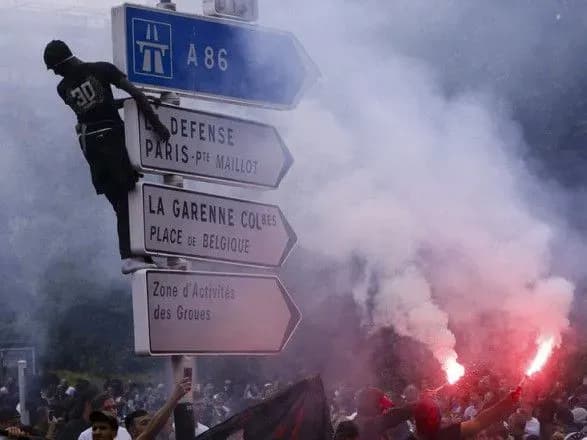 zavorushennya-u-frantsiyi-vlada-rozglyadaye-variant-zaprovadzhennya-nadzvichaynogo-stanu