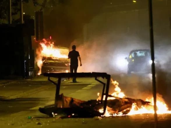 u-frantsiyi-chetvertu-nich-pospil-zavorushennya-cherez-smert-pidlitka-politsiya-zadiyala-bronetekhniku-sotni-zatrimanikh