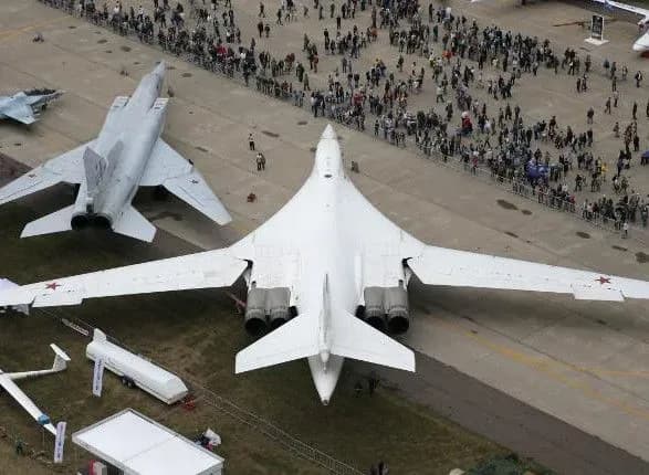 u-rf-skasuvali-golovne-aviashou-cherez-poboyuvannya-schodo-bezpeki-britanska-rozvidka