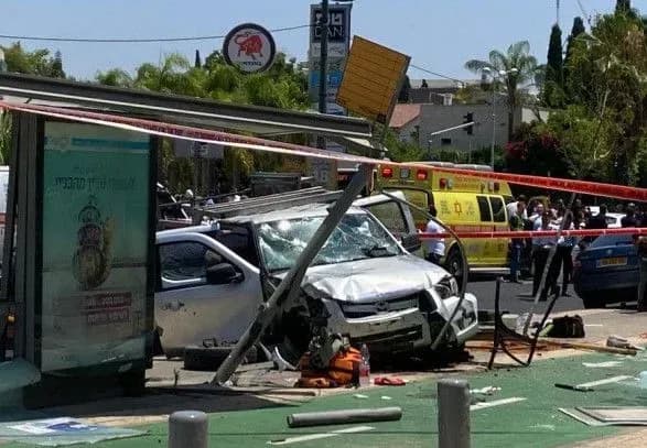 u-tel-avivi-chergoviy-terakt-napadnik-vyikhav-u-natovp-i-nakinuvsya-na-lyudey-z-nozhem-7-poranenikh