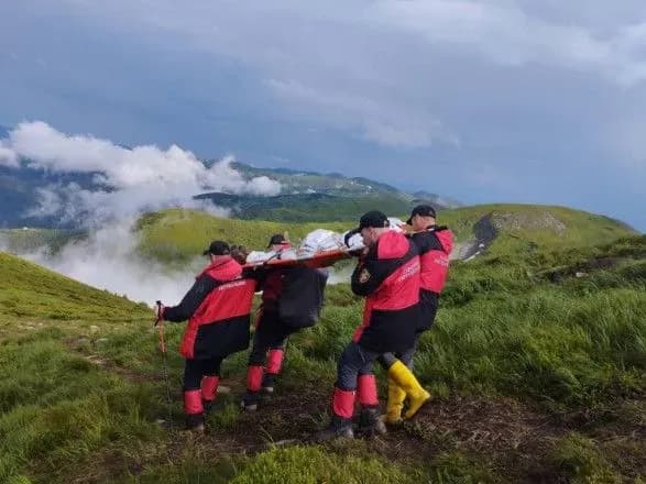 na-goverli-bliskavka-vbila-cholovika-ta-divchinku