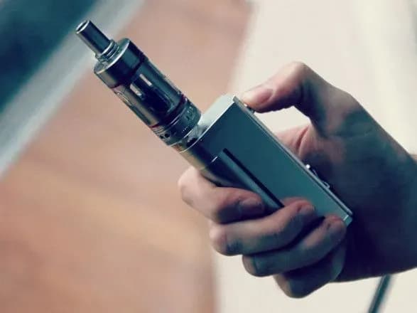 z-11-lipnya-v-ukrayini-shtrafuvatimut-za-kurinnya-elektronnikh-tsigarok-v-gromadskikh-mistsyakh