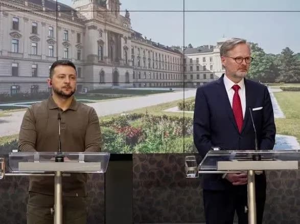 chekhiya-peredast-ukrayini-gelikopteri-i-dopomozhe-z-navchannyam-na-f-16