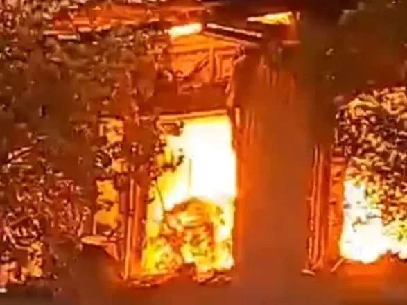 pid-volgogradom-gorit-mebleviy-tsekh-na-ploschi-1000-kvadratnikh-metriv