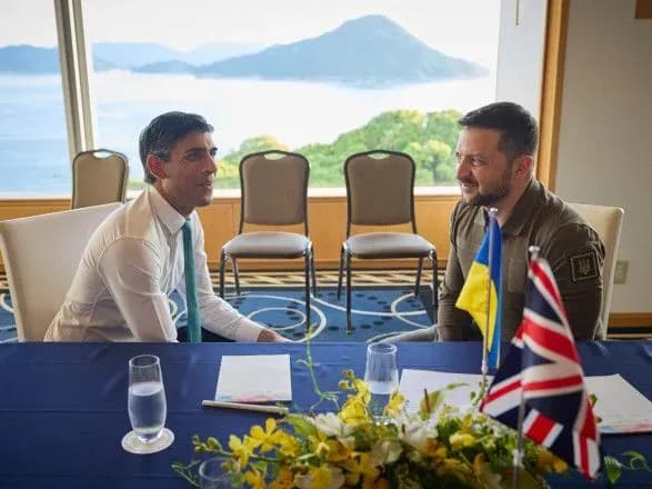 velika-britaniya-nadaye-ukrayini-70-boyovikh-mashin-i-tisyachi-tankovikh-boyepripasiv