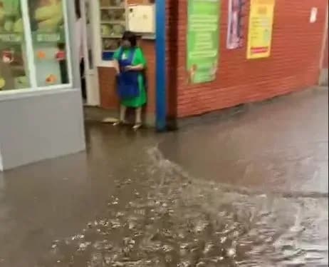 silni-zlivi-zatopili-vulitsi-okupovanogo-simferopolya