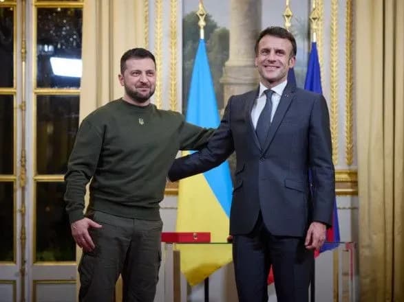 zelenskiy-na-polyakh-samitu-nato-zustrivsya-z-makronom-pidtverdiv-raketi-scalp-vid-frantsiyi
