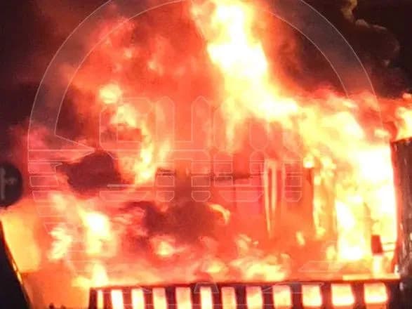 u-moskvi-pekelna-avariya-samoskid-vrizavsya-u-vantazhivku