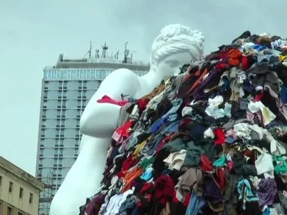 venera-v-ganchiryi-teper-u-vogni-vandali-znischili-znakovu-robotu-pistoletto