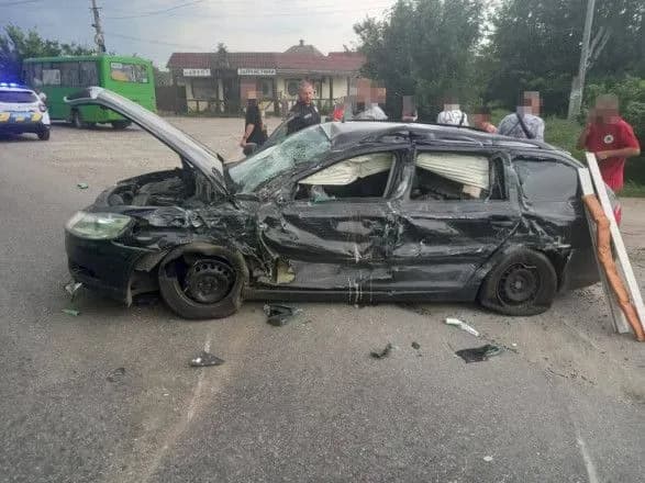 pid-kharkovom-legkovik-zishtovkhuvsya-iz-pasazhirskim-avtobusom-ye-postrazhdaliy