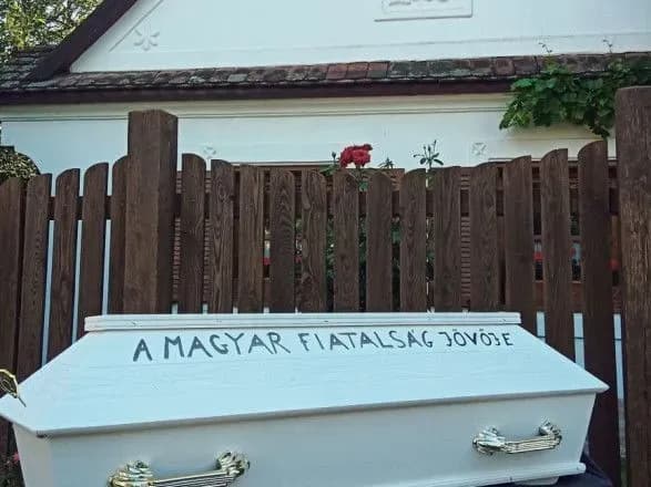 maybutnye-ugorskoyi-molodi-bilya-budinku-premyer-ministra-ugorschini-zyavilasya-dityacha-truna