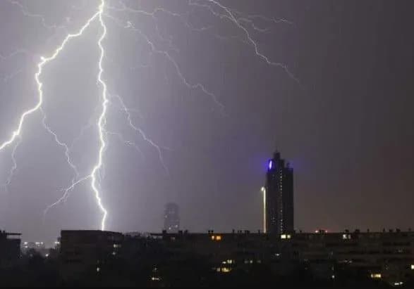 potuzhna-burya-proneslas-serbiyeyu-ta-zabrala-zhittya-trokh-lyudey-sered-nikh-ditina