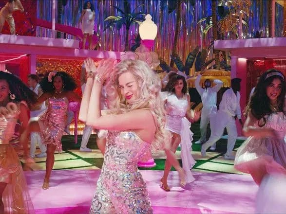 britanskiy-premyer-sunak-razom-z-simyeyu-vidvidav-premyeru-barbi