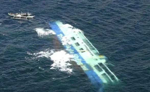 v-indoneziyi-zatonuv-parom-15-lyudey-zaginulo-19-zniklo-bezvisti