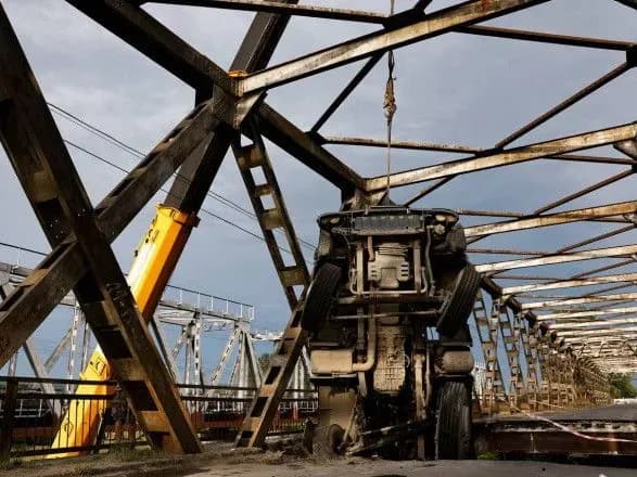 obvalennya-mostu-na-zakarpatti-vantazhivku-opustili-a-demontazh-zruynovanikh-chastin-zavershili