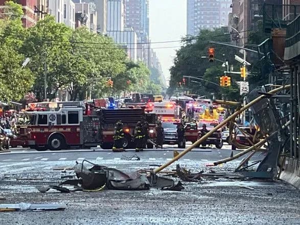 u-nyu-yorku-na-vulitsyu-vpav-budivelniy-kran-4-lyudini-postrazhdali
