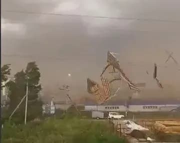 potuzhniy-uragan-viruye-u-rf-i-znosit-vse-na-svoyemu-shlyakhu-video