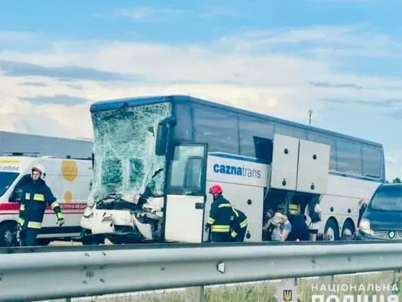 na-zhitomirschini-zitknulisya-mizhnarodniy-avtobus-ta-zernovoz-zaginuv-vodiy