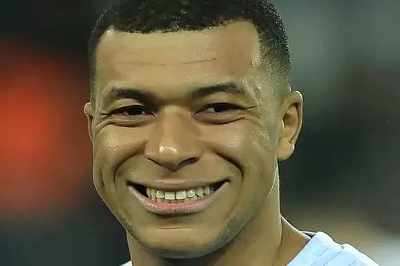 chvert-milyarda-yevro-mati-kapitana-zbirnoyi-frantsiyi-mbappe-povidomila-pro-transfernu-vartist-futbolnoyi-zirki