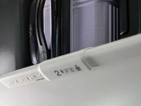 persha-amerikanska-aviakompaniya-united-airlines-dodast-shrift-braylya-u-salonakh-svoyikh-litakiv